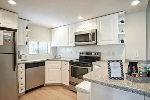 Stroll to Siesta Beach from Serene Condo + (bikes) Apartment hotel in Siesta Beach