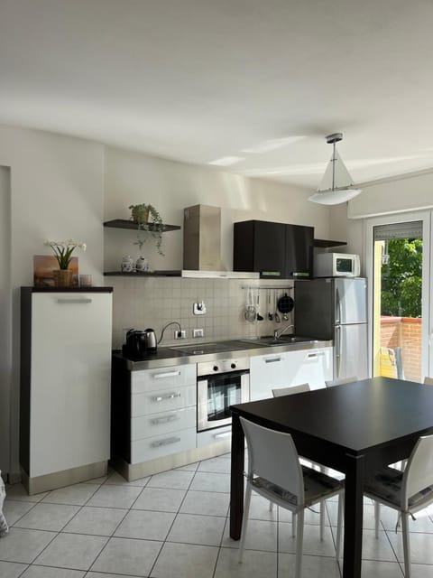 Kitchen or kitchenette, Dining area, oven, stove