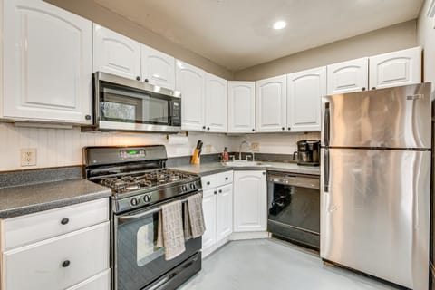 Charming Decatur Oakhurst Bungalow with Patio! Apartment in Decatur