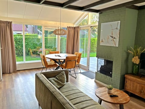 TV and multimedia, Seating area, Dining area, Garden view