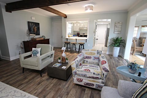 Kitchen or kitchenette, Living room, Seating area, Dining area