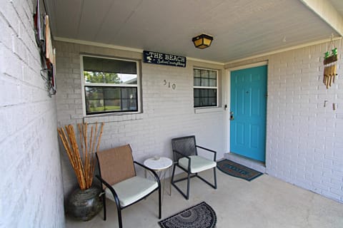 Facade/entrance, Day, Seating area