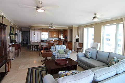 Kitchen or kitchenette, Living room, Seating area, Dining area