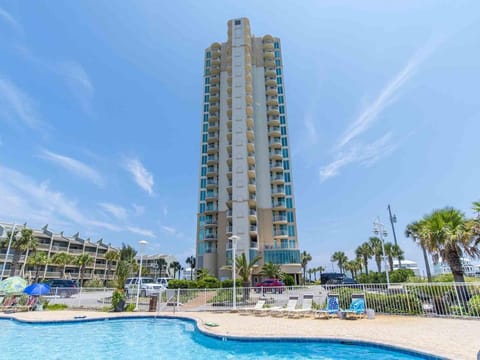 Property building, Day, Pool view, Swimming pool