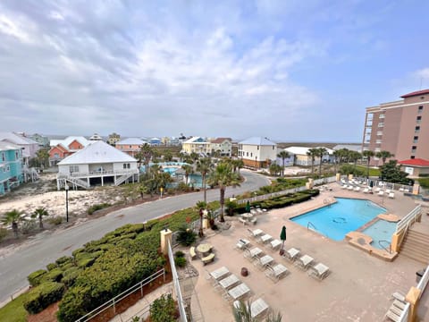 Property building, Day, Pool view, Swimming pool, Swimming pool, sunbed