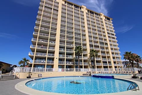 Property building, Day, Pool view, Swimming pool, Swimming pool