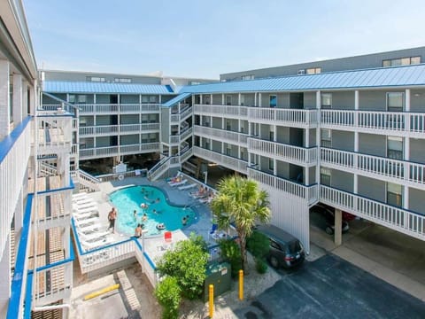 Property building, Day, Swimming pool, sunbed