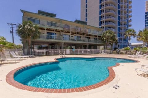 Property building, Day, Swimming pool, Swimming pool, sunbed