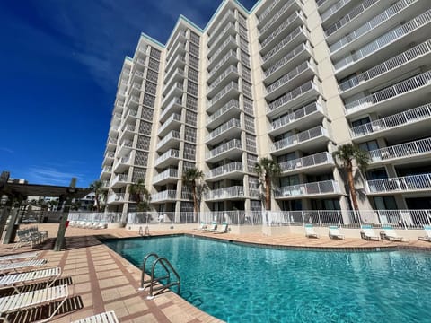 Property building, Day, Swimming pool, sunbed