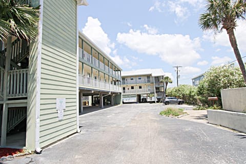 Property building, Facade/entrance, Day, Neighbourhood, Parking