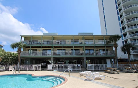 Property building, Day, Swimming pool, Swimming pool, sunbed