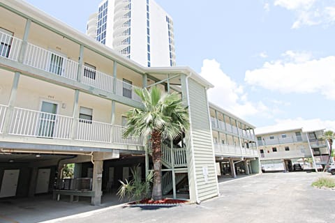 Property building, Facade/entrance, Day