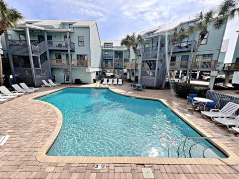 Property building, Day, Pool view, Swimming pool, Swimming pool, sunbed