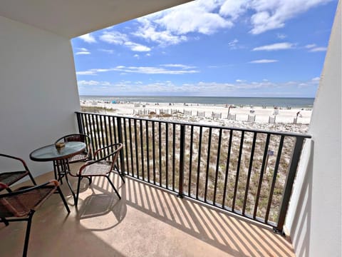 View (from property/room), Balcony/Terrace, Dining area