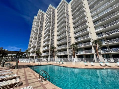 Property building, Facade/entrance, Day, Swimming pool, Swimming pool, sunbed