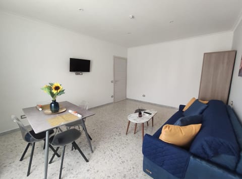 Communal lounge/ TV room, Bed, TV and multimedia, Living room, Seating area, Dining area, Evening entertainment