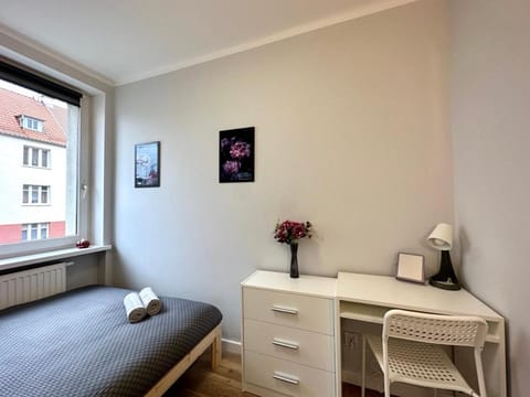 Bed, Photo of the whole room, hair dresser