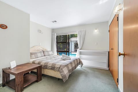 Wow, spacious home with a pool House in Hamilton