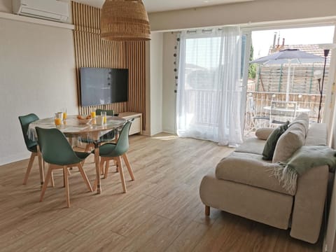 Communal lounge/ TV room, TV and multimedia, Living room, Seating area, Dining area, air conditioner