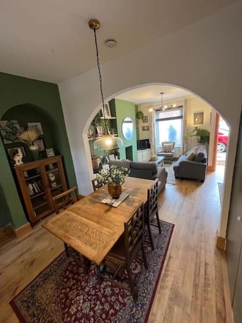 Seating area, Dining area