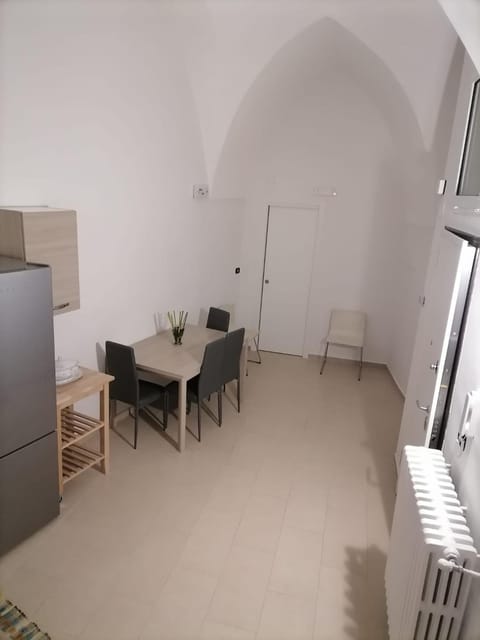 Kitchen or kitchenette, Living room, Seating area, Dining area, oven