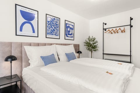 Bed, Photo of the whole room, Bedroom, wardrobe, elevator, acessibility