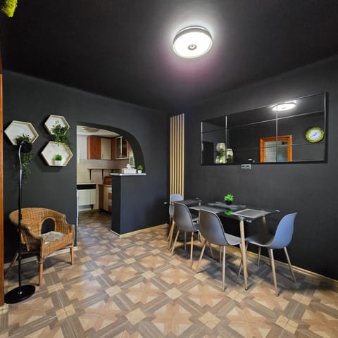 Kitchen or kitchenette, Living room, Seating area, Dining area