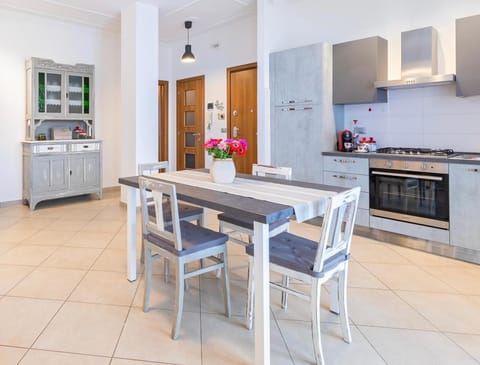 Kitchen or kitchenette, Living room, Seating area, Dining area, minibar, pet friendly, stove, toaster