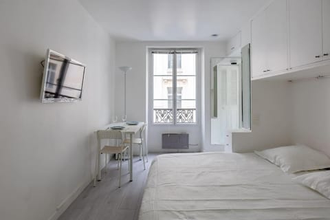 Bed, TV and multimedia, Photo of the whole room