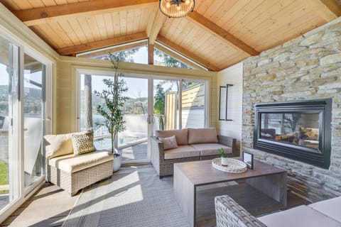 Waterfront Washington Getaway with Hot Tub and Deck! House in Puget Sound