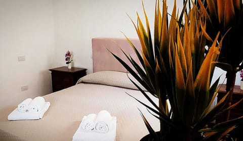 Bed, Photo of the whole room, Floor plan, Bedroom, towels