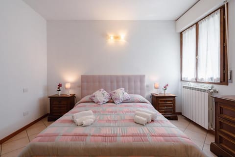 Bed, Photo of the whole room, Bedroom, internet, towels