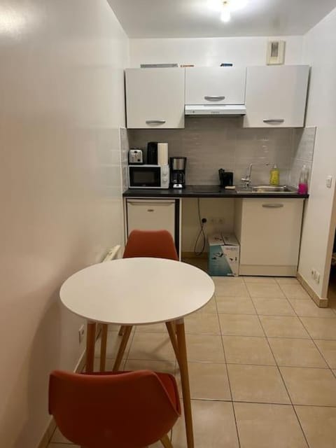 Coffee/tea facilities, Kitchen or kitchenette, Dining area, minibar, stove, toaster