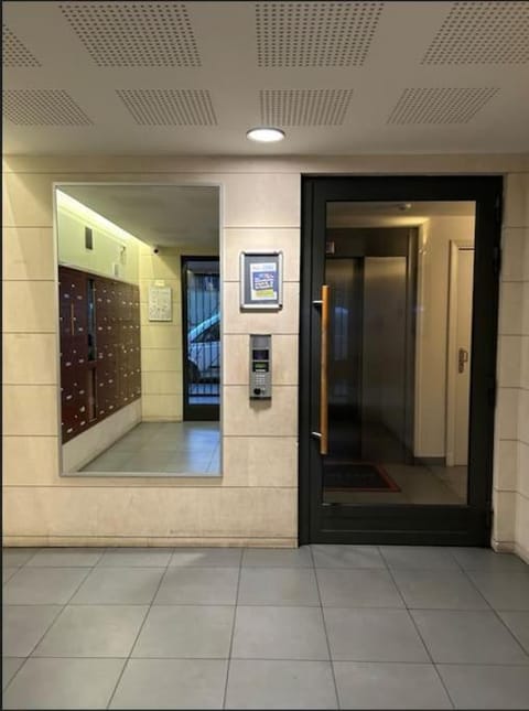 Studio à 2 pas du métro Apartment in Clichy