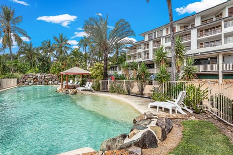 Property building, Day, Swimming pool, sunbed