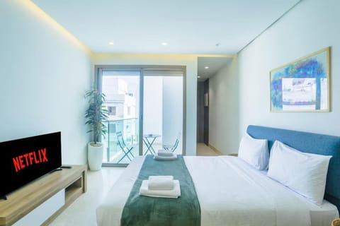 Bed, towels