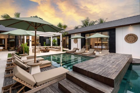 Property building, Seating area, Pool view, Swimming pool, internet, sunbed