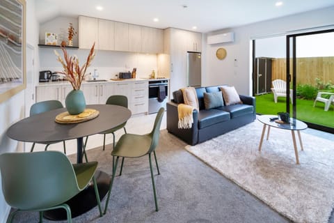 Facade/entrance, Coffee/tea facilities, View (from property/room), Kitchen or kitchenette, Living room, Photo of the whole room, Decorative detail, Seating area, Dining area, Garden view, hair dresser, minibar, pet friendly, stove, toaster