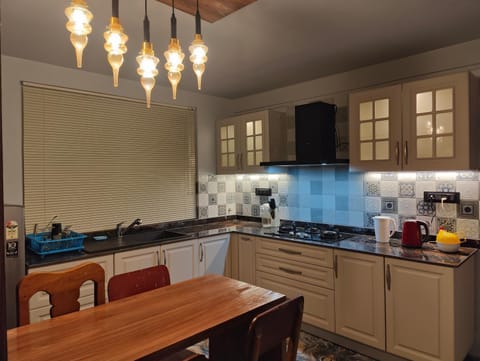 Coffee/tea facilities, Kitchen or kitchenette, Dining area, stove