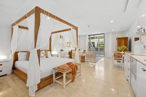 Bed, Kitchen or kitchenette, Dining area