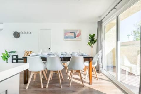 New Renovated Spacious 3 bedroom near DT Alhambra Apartment in Alhambra