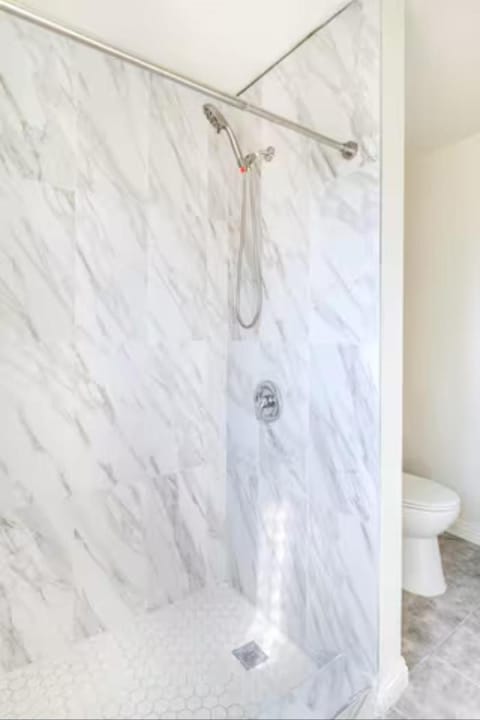 New Renovated Spacious 3 bedroom near DT Alhambra Apartment in Alhambra