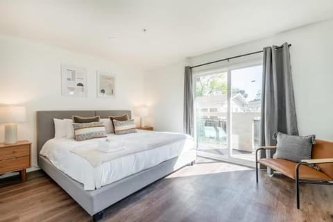 New Renovated Spacious 3 bedroom near DT Alhambra Apartment in Alhambra