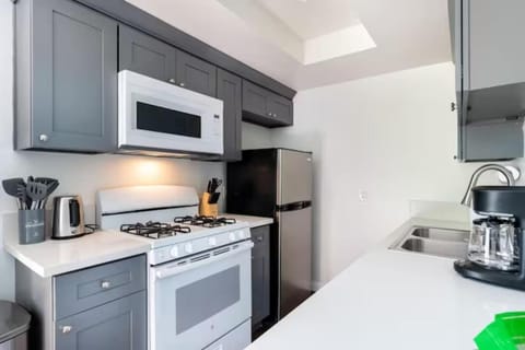 New Renovated Spacious 3 bedroom near DT Alhambra Apartment in Alhambra