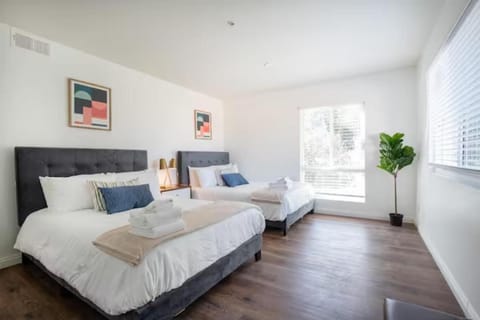 New Renovated Spacious 3 bedroom near DT Alhambra Apartment in Alhambra