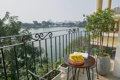 View (from property/room), Balcony/Terrace, Lake view