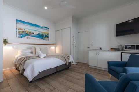 TV and multimedia, Kitchen or kitchenette, Living room, Photo of the whole room, Seating area, Bedroom