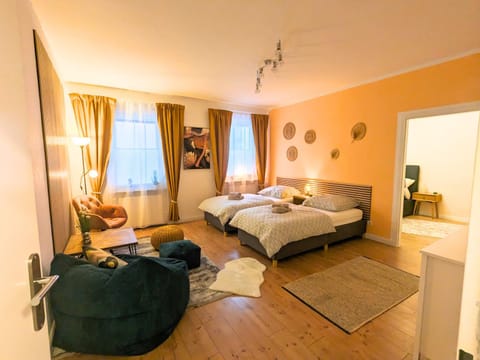 Bed, TV and multimedia, Living room, Photo of the whole room, Seating area, Bedroom, internet, towels