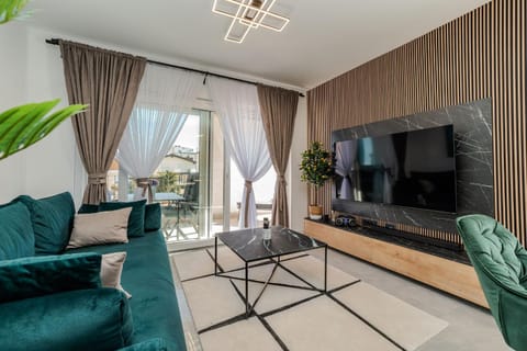 TV and multimedia, Living room, Seating area, Evening entertainment