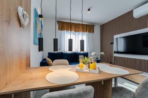 TV and multimedia, Living room, Seating area, Dining area